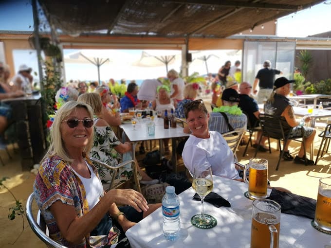 Clientes disfrutando frente al mar